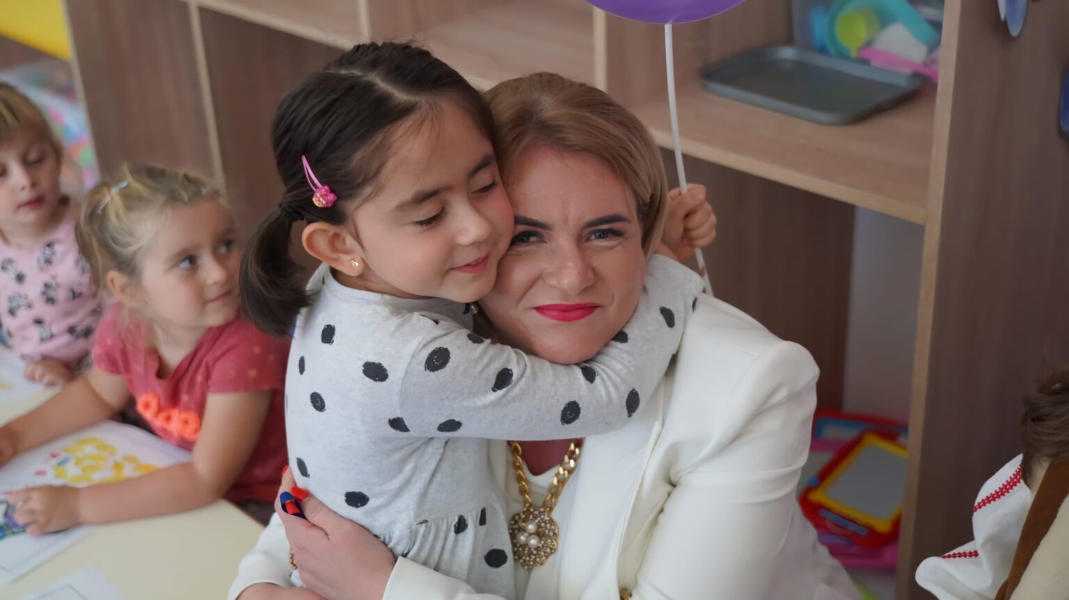 Astăzi, în prima zi a noului an școlar, cadrele didactice, elevii și părinții din județul Dâmbovița au fost întâmpinați cu un mesaj emoționant