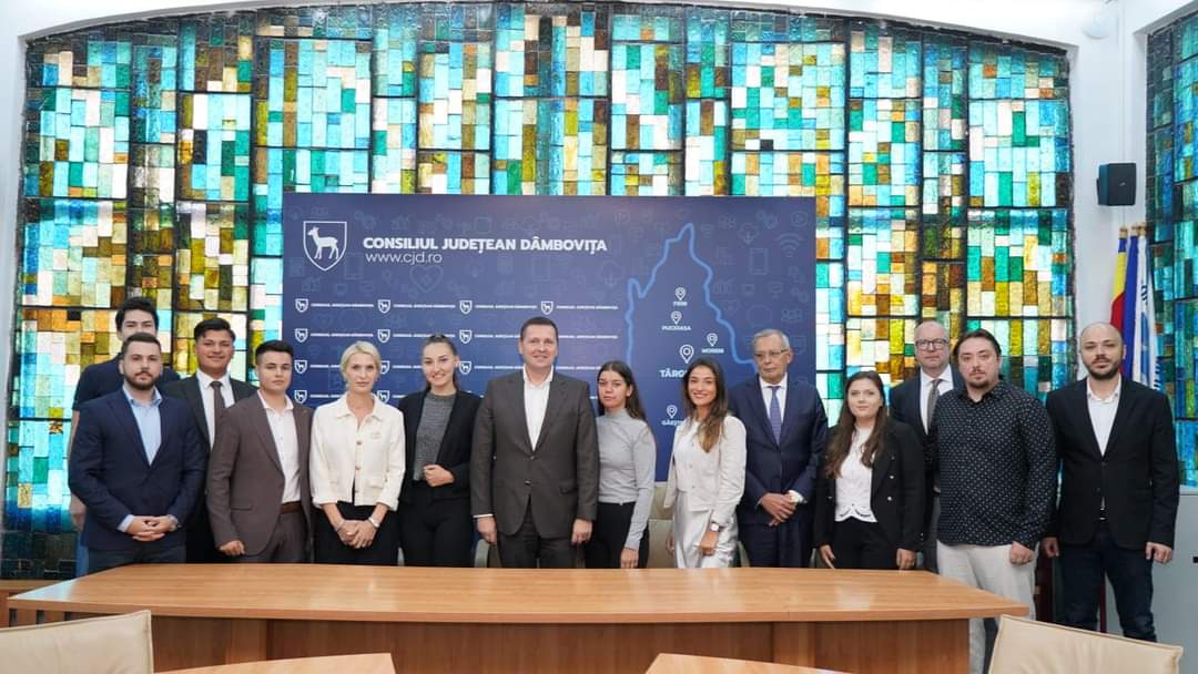 Consiliul Județean Dâmbovița primește o nouă generație de învățăcei prin semnarea contractelor de internship pentru 9 tineri talentați.