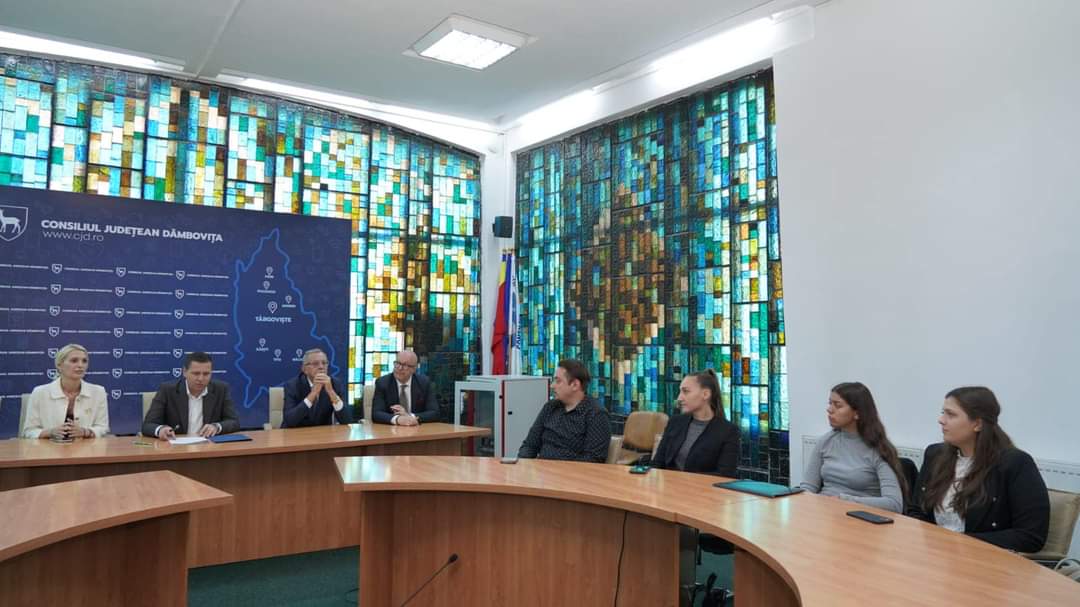 Consiliul Județean Dâmbovița primește o nouă generație de învățăcei prin semnarea contractelor de internship pentru 9 tineri talentați.