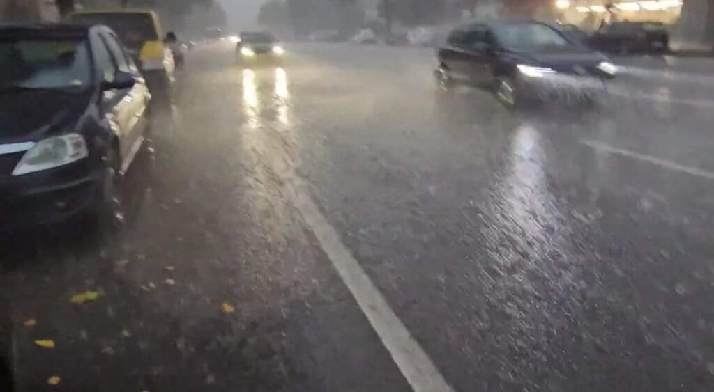 ATENȚIONARE METEO: Vremea se va rãci accentuat în majoritatea zonelor din țară, cu ploi, vânt puternic 