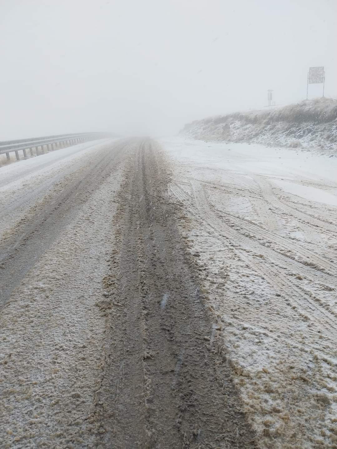 IMAGINILE ZILEI: Condiții de iarnă dificile pe Transalpina: zăpadă și ceață la peste 1900 de metri altitudine"