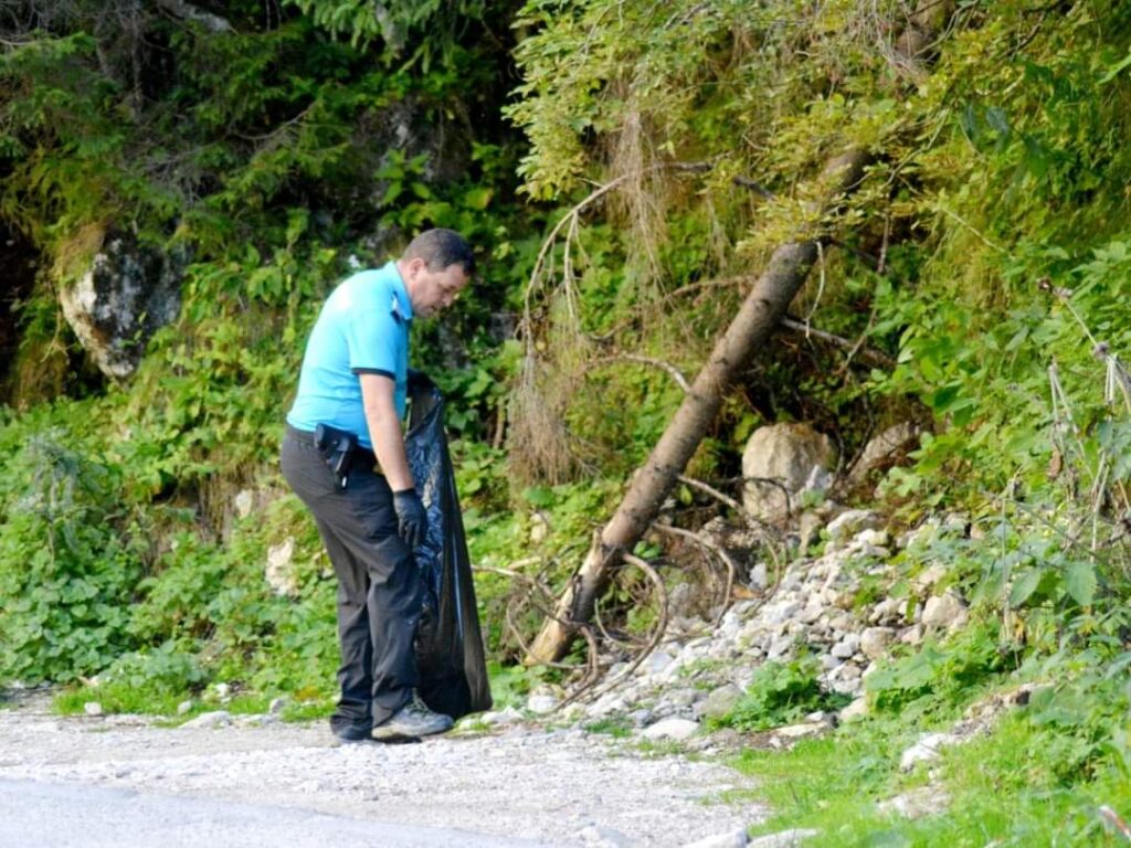 Jandarmii din Dâmbovița au dat dovadă de implicare și responsabilitate în protejarea mediului înconjurător, participând la acțiunile de ecologizare