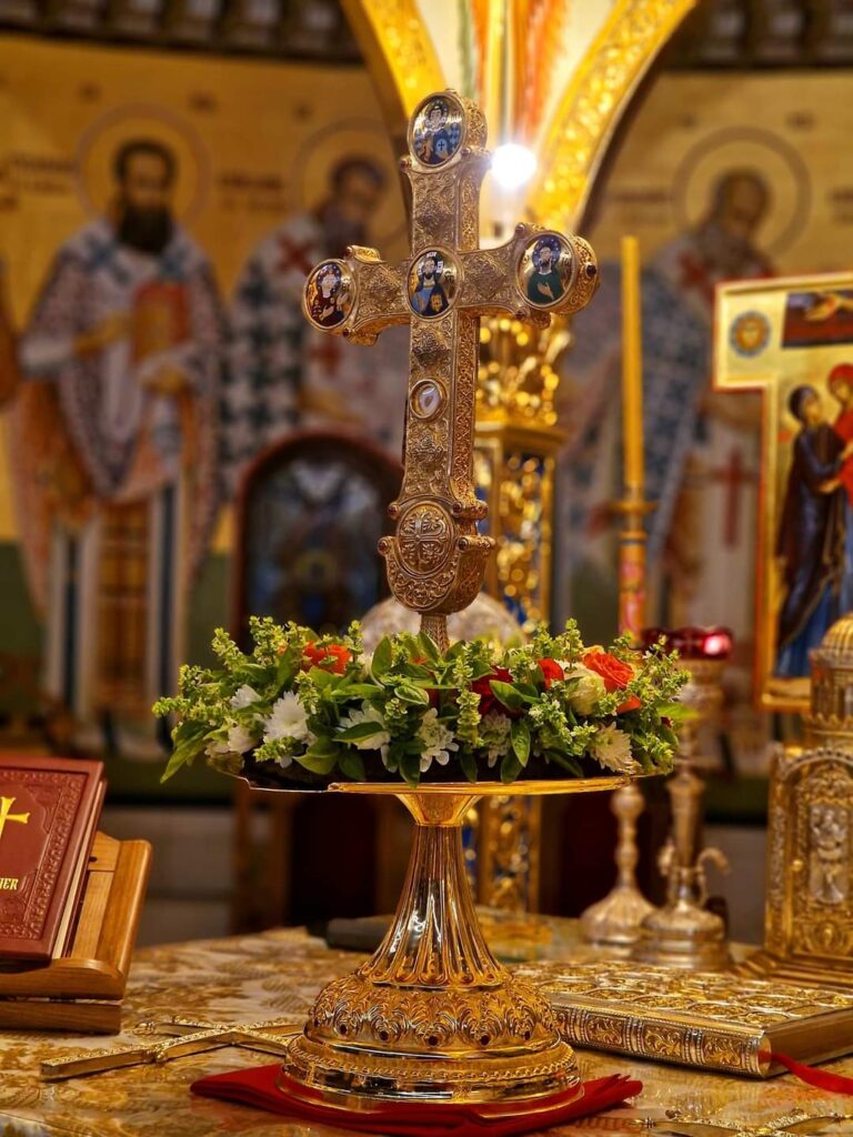 Astăzi, întreaga creștinătate prăznuiește Inaltarea Sfintei Cruci, o sărbătoare de mare însemnătate în calendarul religios.