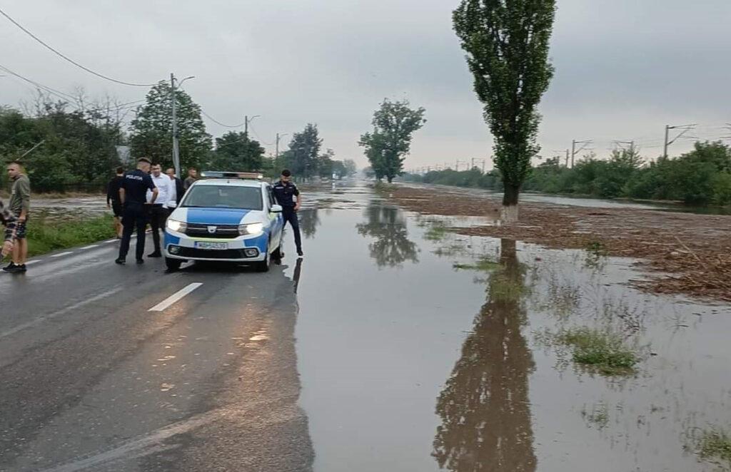 Inundațiile masive au dus la blocarea circulației rutiere pe DN 25 între localitățile Tudor Vladimirescu și Vameș din județul Buzău.