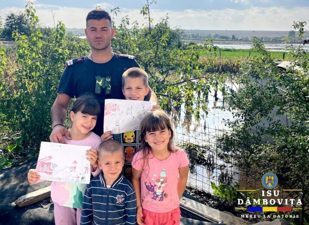 Pompierii dâmbovițeni au primit desene  în semn de recunoștință pentru ajutorul primit, de la  copii din satele inundate care  au găsit o metodă specială de a-și arăta mulțumirile