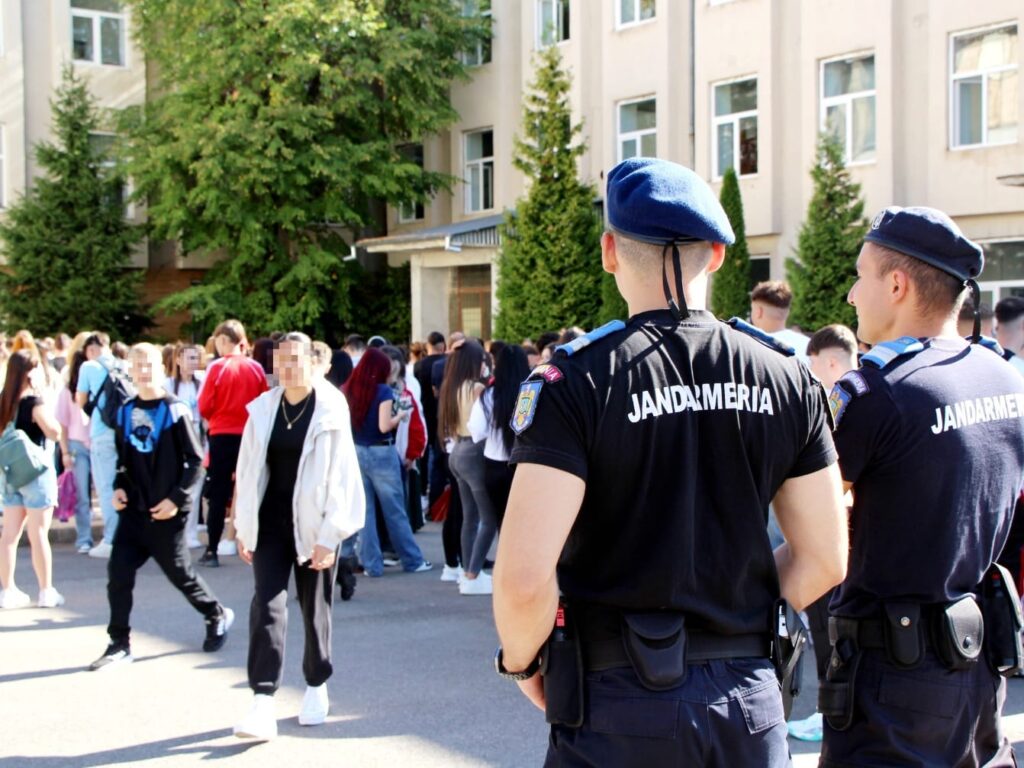 Siguranța elevilor și a cadrelor didactice în mediul școlar, un obiectiv important pentru Jandarmeria Dâmbovița Siguranța elevilor și a cadrelor didactice în mediul școlar reprezintă un obiectiv important în direcțiile de acțiune ale Inspectoratului de Jandarmi Județean Dâmbovița.