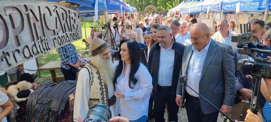 Meșterii populari din toată țara și-au dat întâlnire la Târgul de meșteșuguri și produse tradiționale – „ROD CU SPOR”