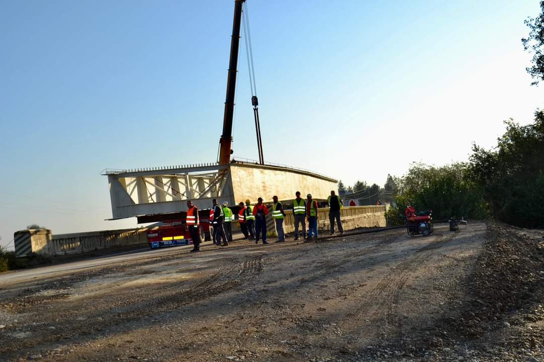 Proiectul de modernizare a DN7 Bâldana-Titu continuă în ritm susținut cu montarea unui pod nou în comuna Lungulețu