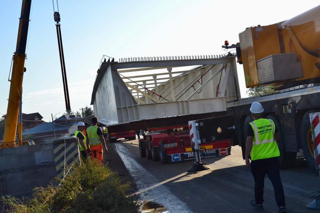 Proiectul de modernizare a DN7 Bâldana-Titu continuă în ritm susținut cu montarea unui pod nou în comuna Lungulețu