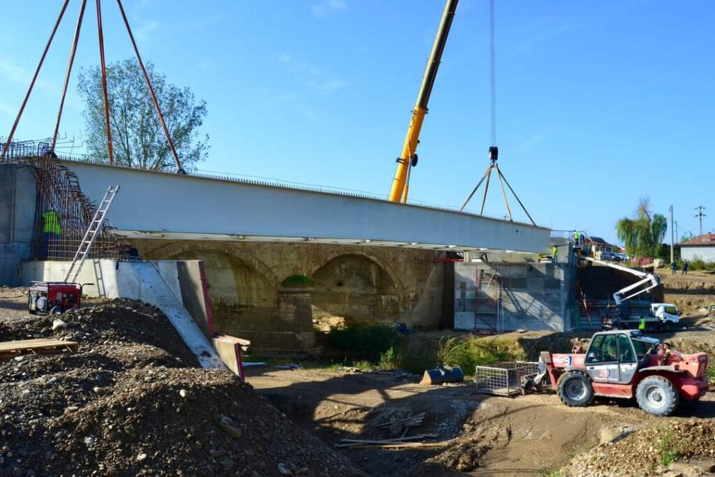 Proiectul de modernizare a DN7 Bâldana-Titu continuă în  ritm susținut cu  montarea unui pod nou în comuna Lungulețu
