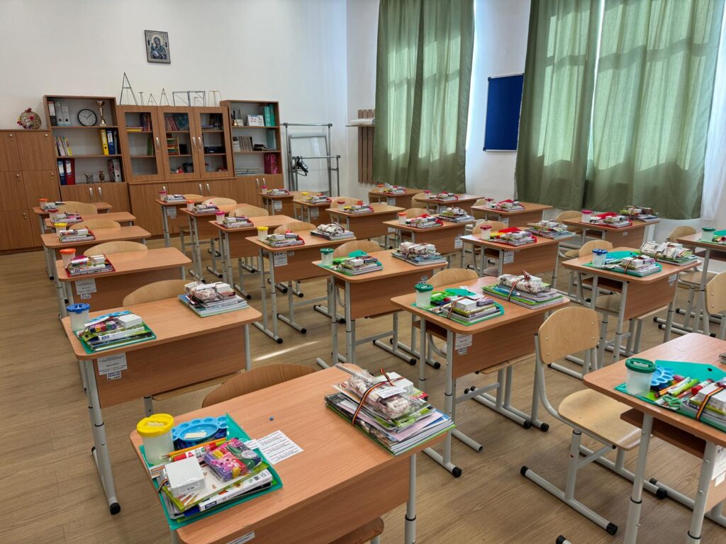 Primăria Răzvad continuă programul „Back to School” pentru al șaptelea an consecutiv: Fiecare copil va primi un pachet personalizat cu rechizite școlare. VIDEO Primăria Răzvad a pregătit un început de școală plin de generozitate pentru elevii și preșcolarii din comunitatea locală.