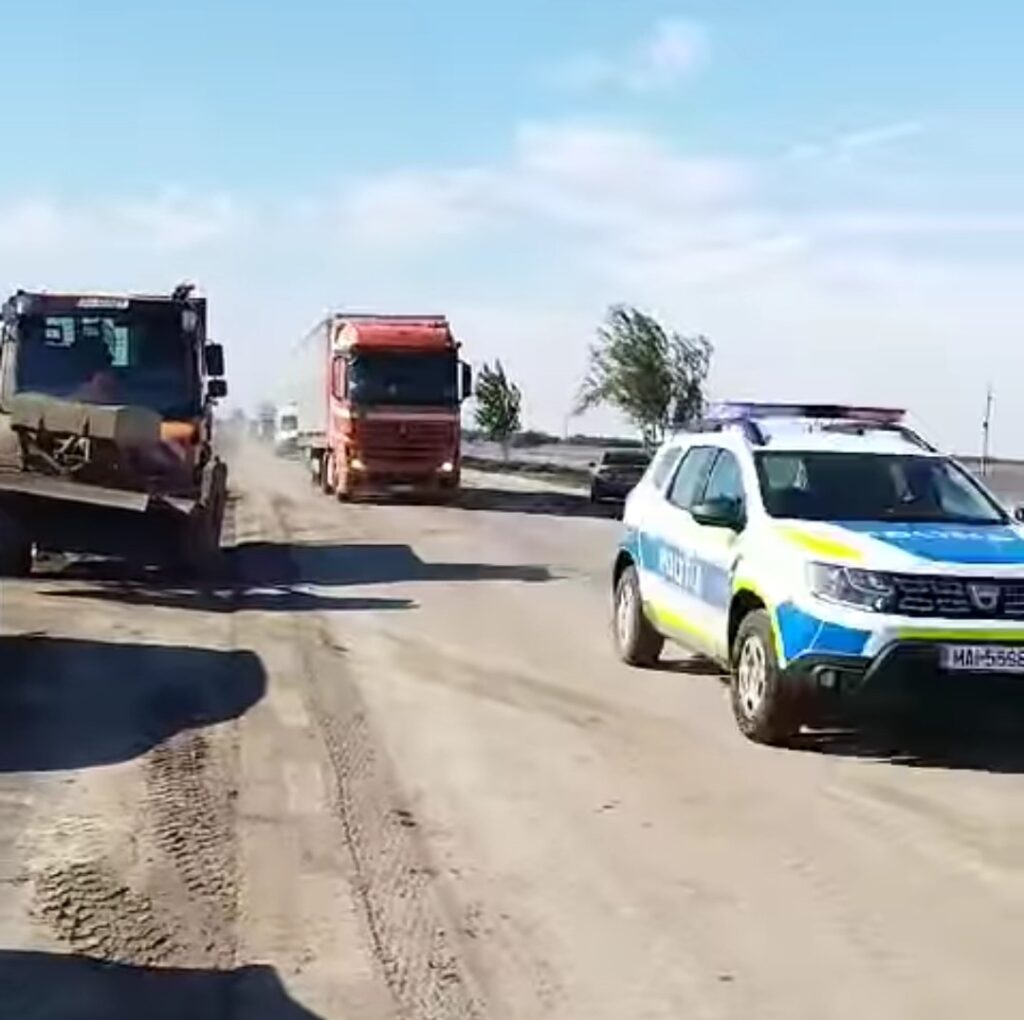 După aproape o săptămână de intervenții în urma inundațiilor din județul Galați, traficul rutier a fost redeschis pe DN 25, sectorul cuprins între localitățile Vameș