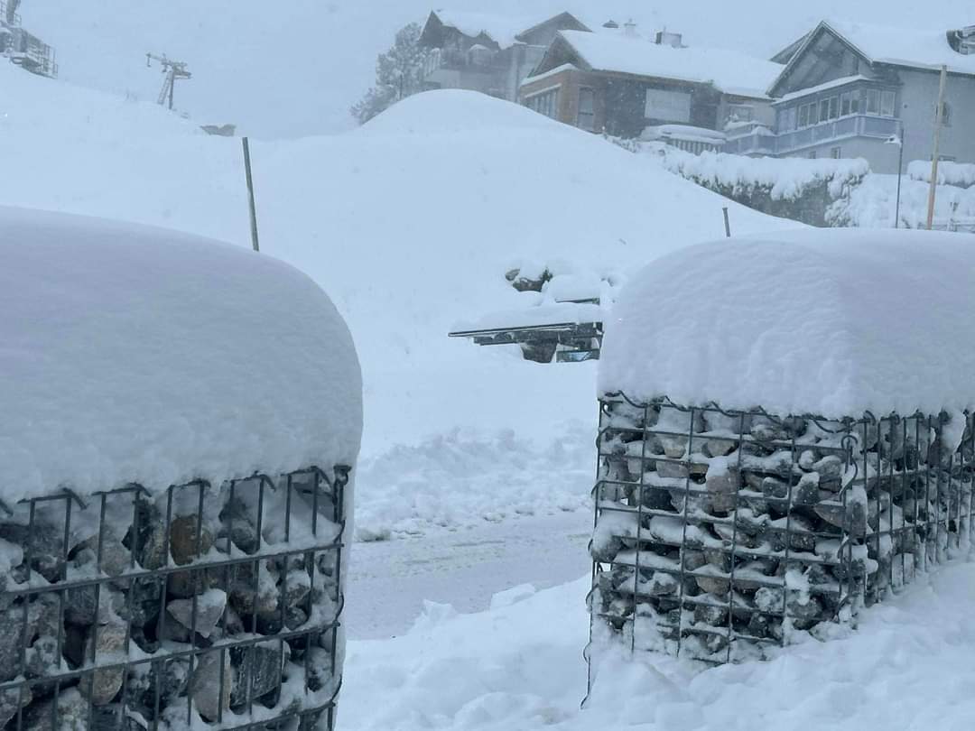 Val de iarnă neobișnuit în septembrie, în Austria căderi masive de zăpadă la peste 1000m altitudine.
