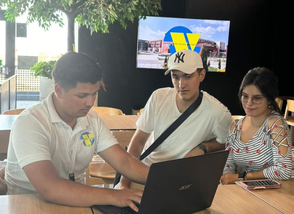 Universitatea „Valahia” vă așteaptă la standul din incinta Dâmbovița Mall pentru a afla informații despre noua sesiune de admitere Universitatea "Valahia" vă așteaptă la standul din incinta Dâmbovița Mall pentru a afla informații despre noua sesiune de admitere.