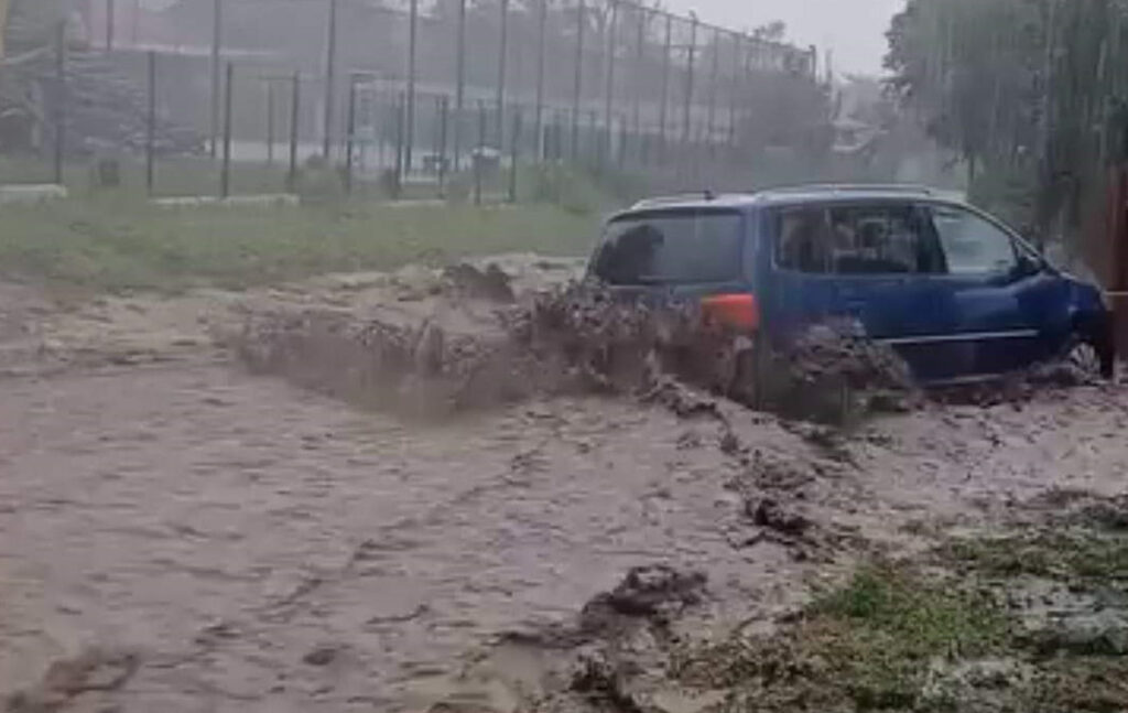 O nouă viitură a lovit ieri zona Galați, comuna Cuca  aducând ploi torențiale și provocând inundații.Autoritățile au emis