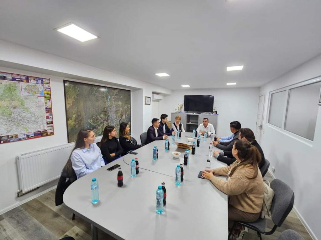  CJ Dâmbovița continuă să investească în viitorul tinerilor prin programul său de internship, aflat în al patrulea an.