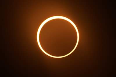 Astăzi are loc o eclipsă de soare inelară, va începe la ora 15:42, sub forma unei eclipse parțiale iar în jurul orei 16:50, va deveni inelară.