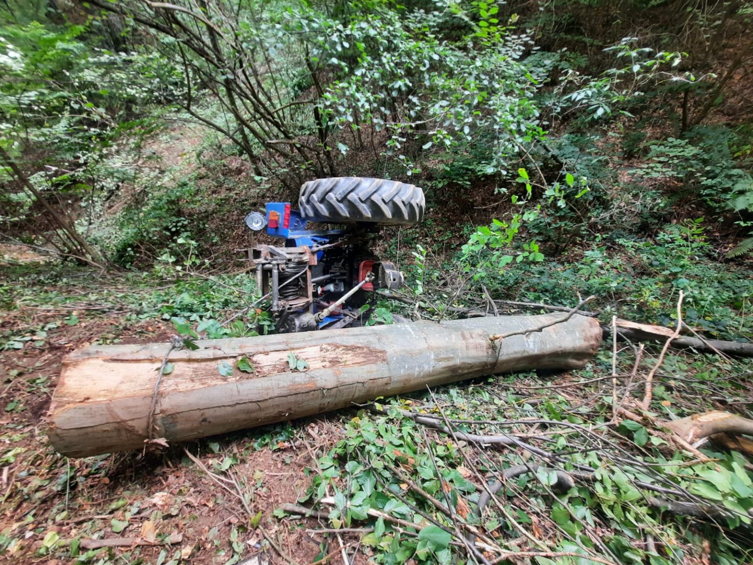 Astăzi, în jurul orei 11:49, echipajele de intervenție au fost solicitate să intervină în comuna Voinești, satul Oncești, unde un tractor s-a răsturnat.
