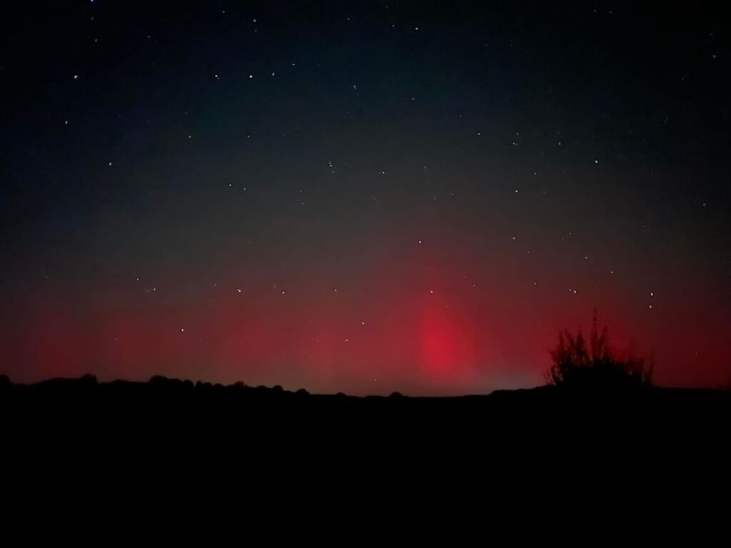 Aurora boreală, cunoscută în mod obișnuit ca un spectacol de lumini rezervat regiunilor nordice, a putut fi vizibilă în mai multe zone din România