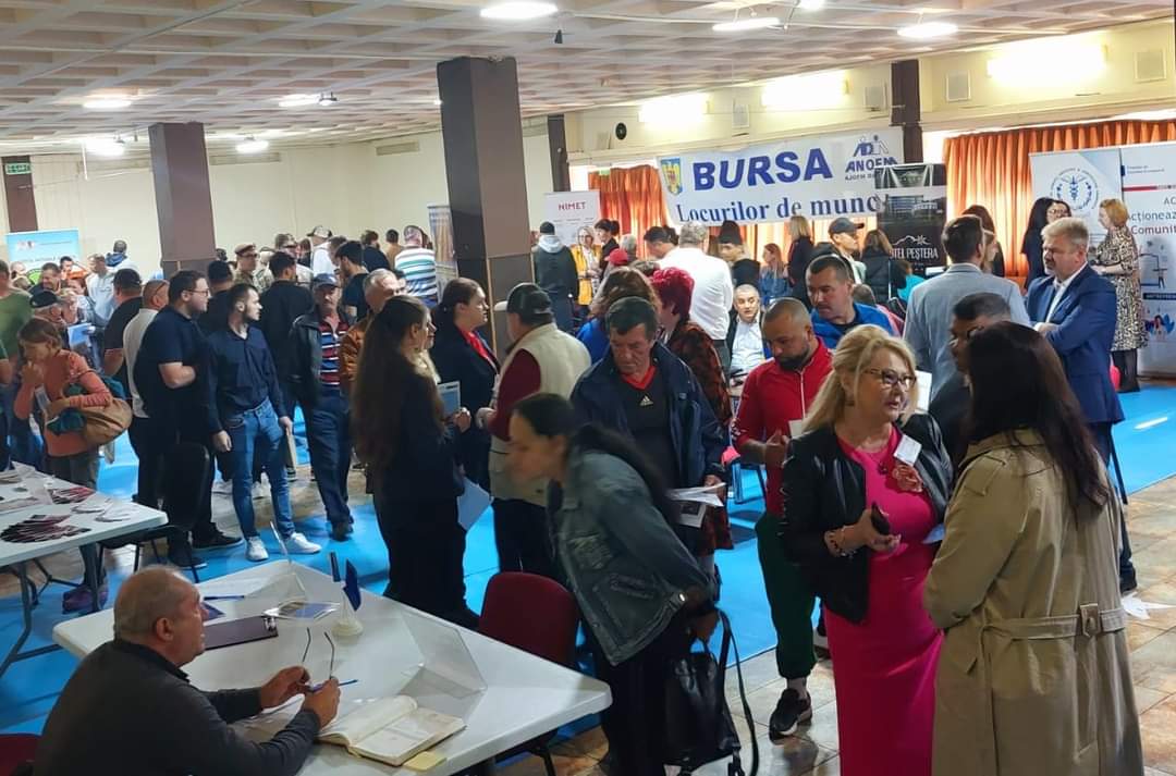 AJOFM Dâmbovița în parteneriat cu Consiliul Județean Dâmbovița, a organizat vineri, 11 octombrie 2024, Bursa Locurilor de Muncă pentru Absolvenți.