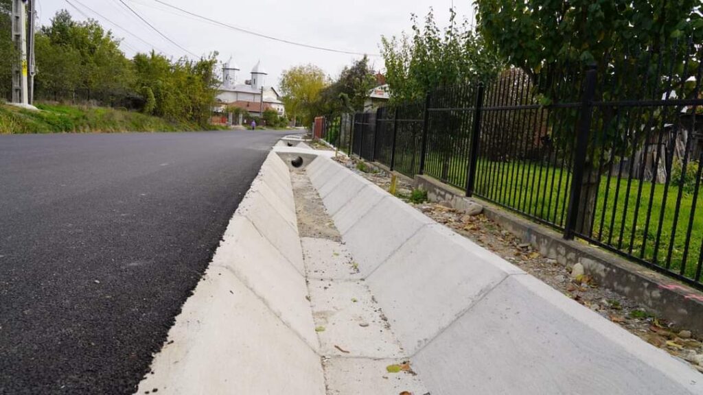 CJ Dâmbovița: Se lucrează intens pe drumurile județene  720C Gura Ocniței – Ocnița și  720A Gura Ocniței – Adânca. 