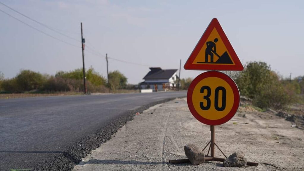 Lucrările de modernizare pe DJ 720 A, care leagă Gura Ocniței de DN1A, progresează cu o viteză remarcabilă. În aceste zile,