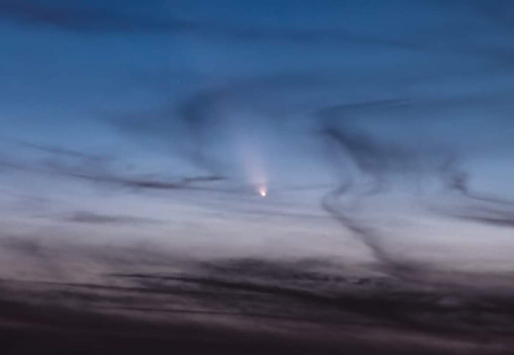 Toți ochii sunt îndreptați spre cer:  Cometa Tsuchinshan-ATLAS este vizibilă cu ochiul liber și din România, sâmbăta 12 octombrie, cometa C/2023 A3 s-a aflat cel mai aproape de Pământ la o distanţă de 70.724.459 de kilometri. 