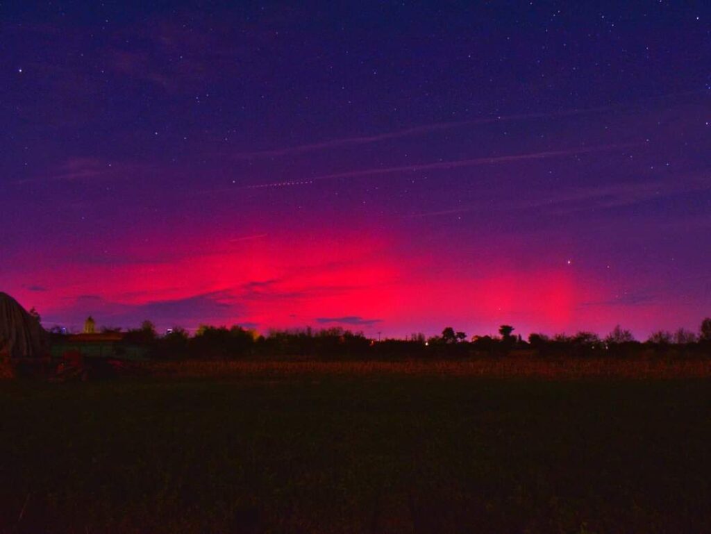 Seara trecută, spectacol cosmic rar și uimitor – Aurora Boreală a dansat pe cerul senin din Dâmbovița  Seara trecută, 10 octombrie 2024 spectacol cosmic rar și uimitor - Aurora Boreală.