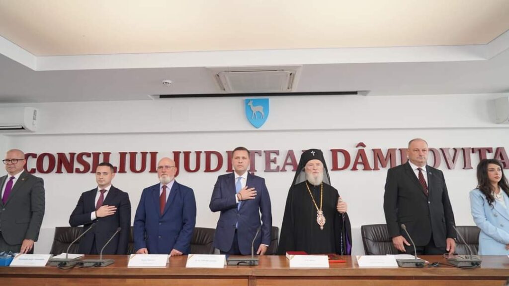 Ceremonia de învestire a președintelui Consiliului Județean Dâmbovița și constituirea CJ Dâmbovița Ceremonia de depunere a jurământului de către Corneliu Ștefan pentru noul său mandat de președinte al Consiliului Județean Dâmbovița
