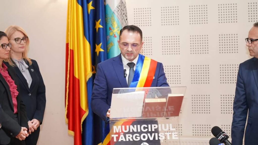 Primarul Daniel Cristian Stan: Recunoștința este cuvântul care definește relația mea cu comunitatea târgovișteană Primarul Daniel Cristian Stan a fost reinvestit în funcție, depunând jurământul pentru al treilea mandat consecutiv.