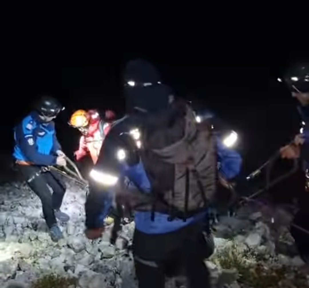 Intervenție de Urgență a jandarmilor montani și salvamontiștilor din Argeș pentru salvarea unor turiști blocați pe un traseu nemarcat,