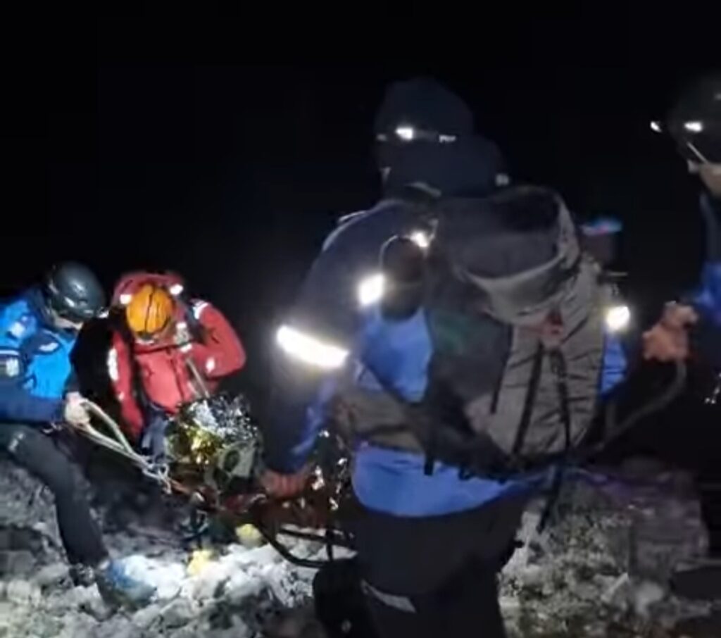 Intervenție de Urgență a jandarmilor montani și salvamontiștilor din Argeș pentru salvarea unor turiști blocați pe un traseu nemarcat. VIDEO Intervenție de Urgență a jandarmilor montani și salvamontiștilor din Argeș pentru salvarea unor turiști blocați pe un traseu nemarcat,