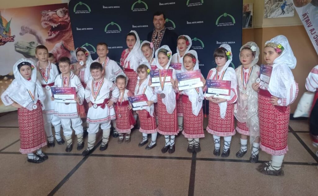 Ansamblul „Florile Malului”  a strălucit la Festivalul Național de Muzică și Dans „ECOUL PIETREI CRAIULUI”  Ansamblul "Florile Malului" din comuna dâmbovițeană Malu cu Flori a strălucit la Festivalul Național de Muzică și Dans "ECOUL PIETREI CRAIULUI"