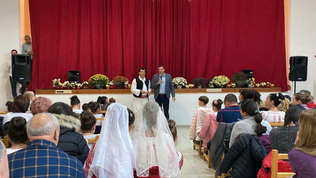 Tradiție și comunitate: Focul lui Sumedru în Malu cu Flori Tradiție și comunitate, în noaptea de 25 spre 26 octombrie, comuna Malu cu Flori a sărbătorit cu bucurie tradiția focurilor de Sfântul Dumitru.