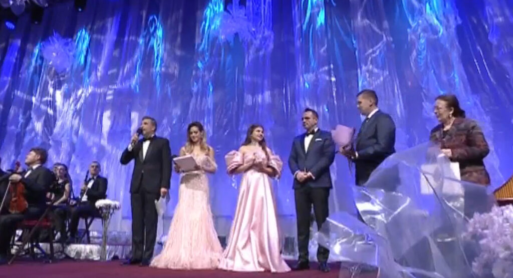 Trofeul „Crizantema de Aur” 2024 la Secțiunea Interpretare a fost câștigat de Andreea Tican, o tânără de 18 ani din Republica Moldova,