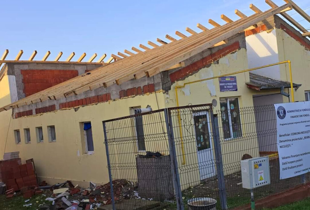 Primarul Dorinel Soare a anunțat că lucrările de reabilitare la Grădinița Nr. 1 din Niculești, sunt în plină desfășurare conform prevederilor caietului de sarcini.