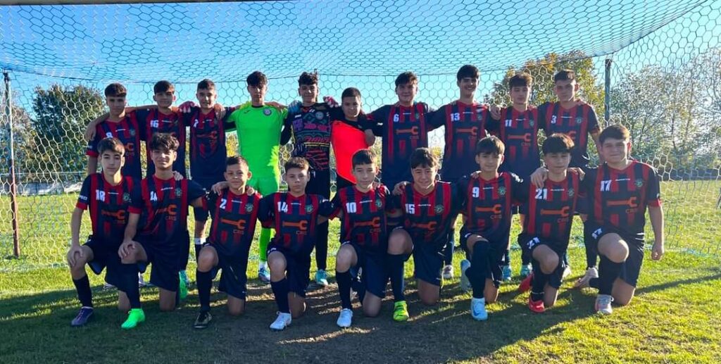 Juniori U15: Kinder Târgoviște rămâne lider în clasament după o victorie convingătoare Juniori U15: Kinder Târgoviște rămâne lider în clasament după o victorie convingătoare, etapa a 6-a a competiției de Juniori U15 s-a încheiat, iar echipele oaspete au strălucit pe teren.