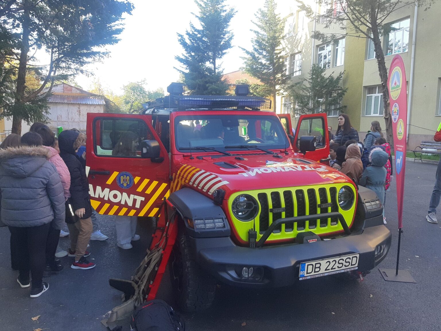 Astăzi, elevii de la Școala Gimnazială "Tudor Vladimirescu" din Târgoviște au avut parte de o experiență unică, alături de echipa Salvamont Dâmbovița