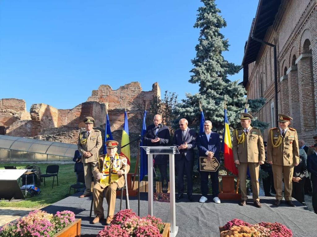 Municipiul Târgoviște a sărbătorit Ziua Armatei României. VIDEO Municipiul Târgoviște a sărbătorit  Ziua Armatei României, Curtea Domnească a fost gazda festivităților ce a adunat militari, autorități locale și cetățeni.