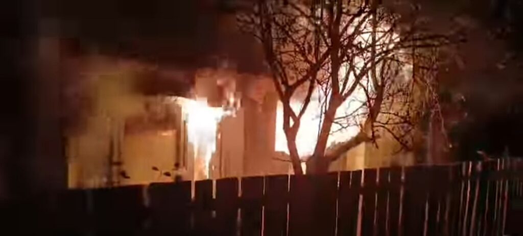 Incendiu violent la o locuință din satul Ciurari, comuna Lucieni, în  această dimineață, în jurul orei 05:57, pompierii din cadrul Detașamentului Târgoviște