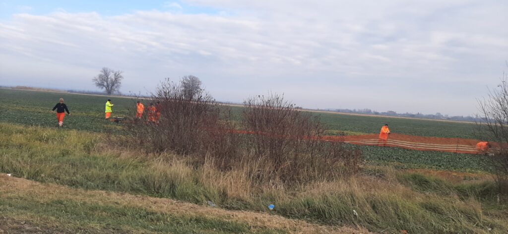 Drumarii din Dâmbovița se pregătesc pentru iarnă: Plase antizăpezi montate pe DN 71 Târgoviște-București Drumarii din Dâmbovița se pregătesc pentru iarnă.În județul Dâmbovița, pregătirile pentru sezonul rece sunt în plină desfășurare!