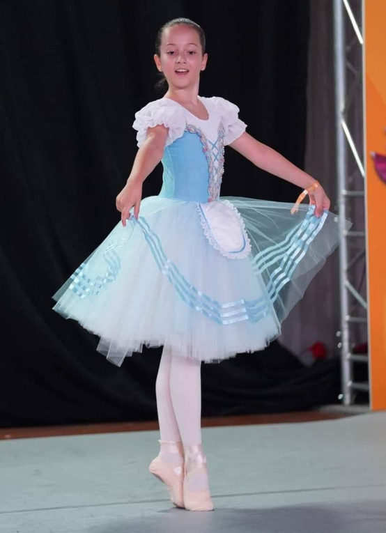 Micuța balerină din Răcari,Sandu Daria-Florentina va reprezenta România la Campionatul Mondial de Balet, astfel primarul Marius Caravețeanu