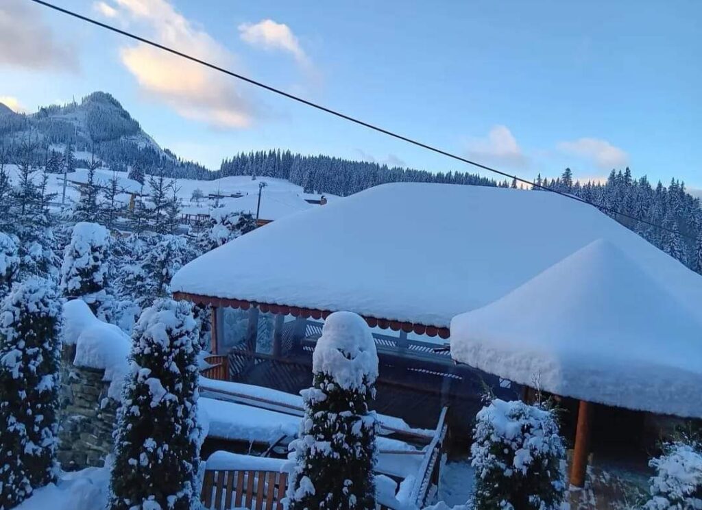 Stratul de zăpadă ajunge la 50 cm la Poiana Negri, în Suceava, transformând peisajul într-un adevărat decor de iarnă. 