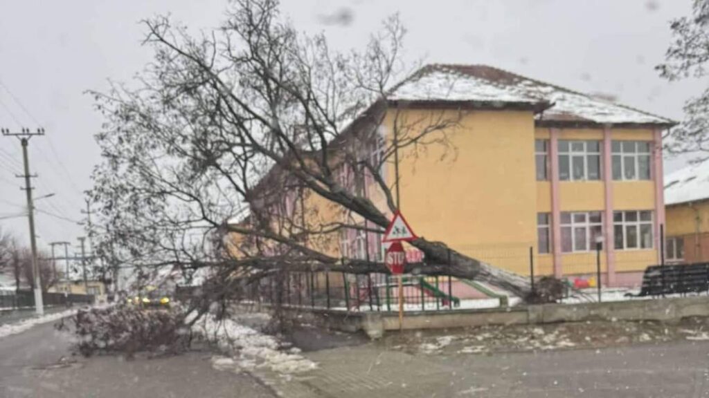 Cod roșu de vânt puternic : Rafale de peste 120 km/h, la Sibiu, acoperișuri smulse și risc de daune majore,