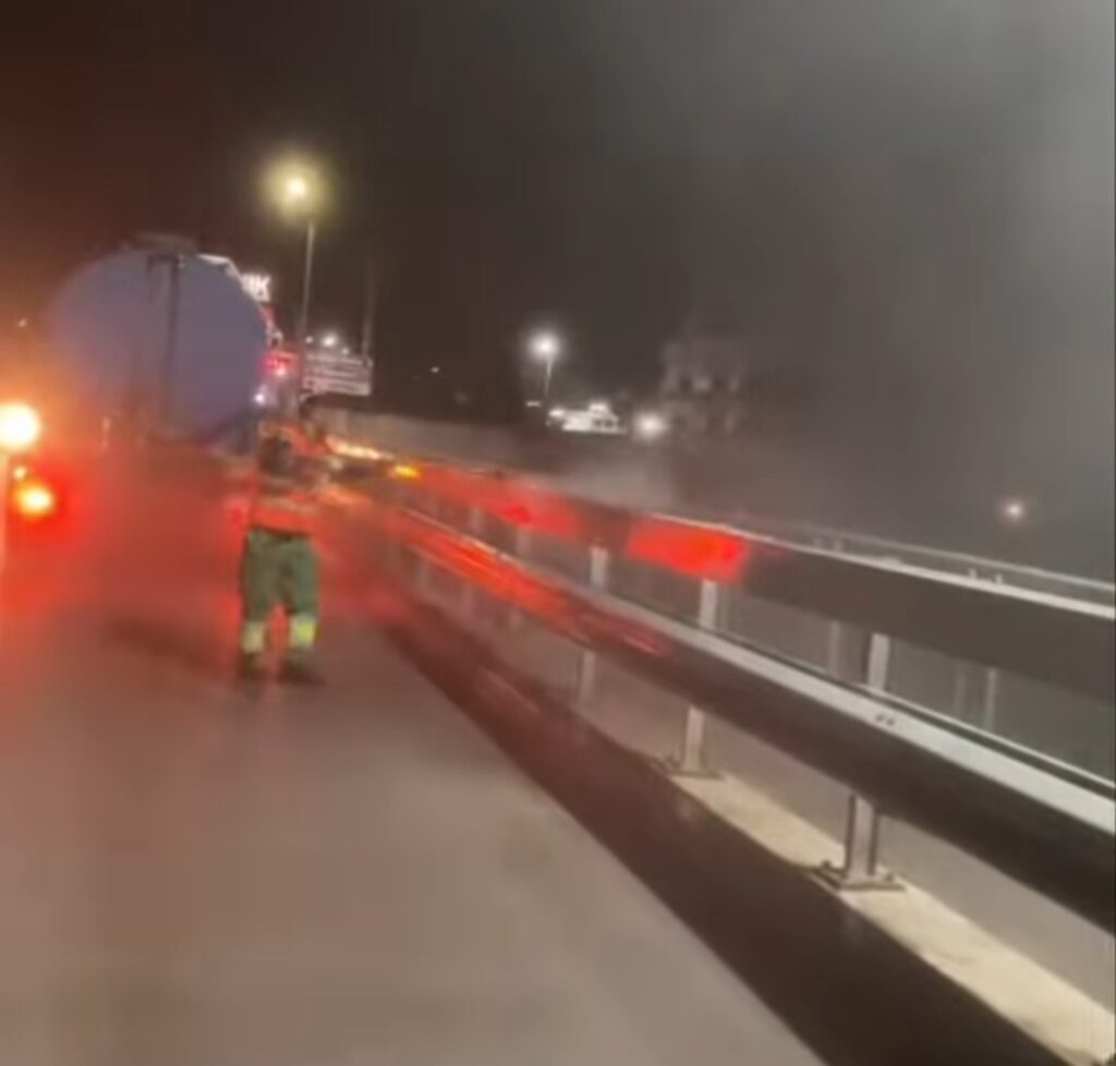 Curățarea podurilor și pasajelor rutiere din Târgoviște, realizată pe timp de noapte pentru un trafic fără probleme, în cadrul unui plan de întreținere și igienizare a infrastructurii urbane.