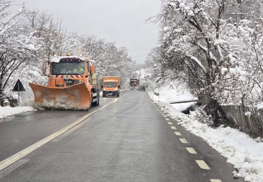 Circulația pe drumurile naționale după primul val de ninsori care a lovit zona Moldovei, autoritățile anunță că circulația auto