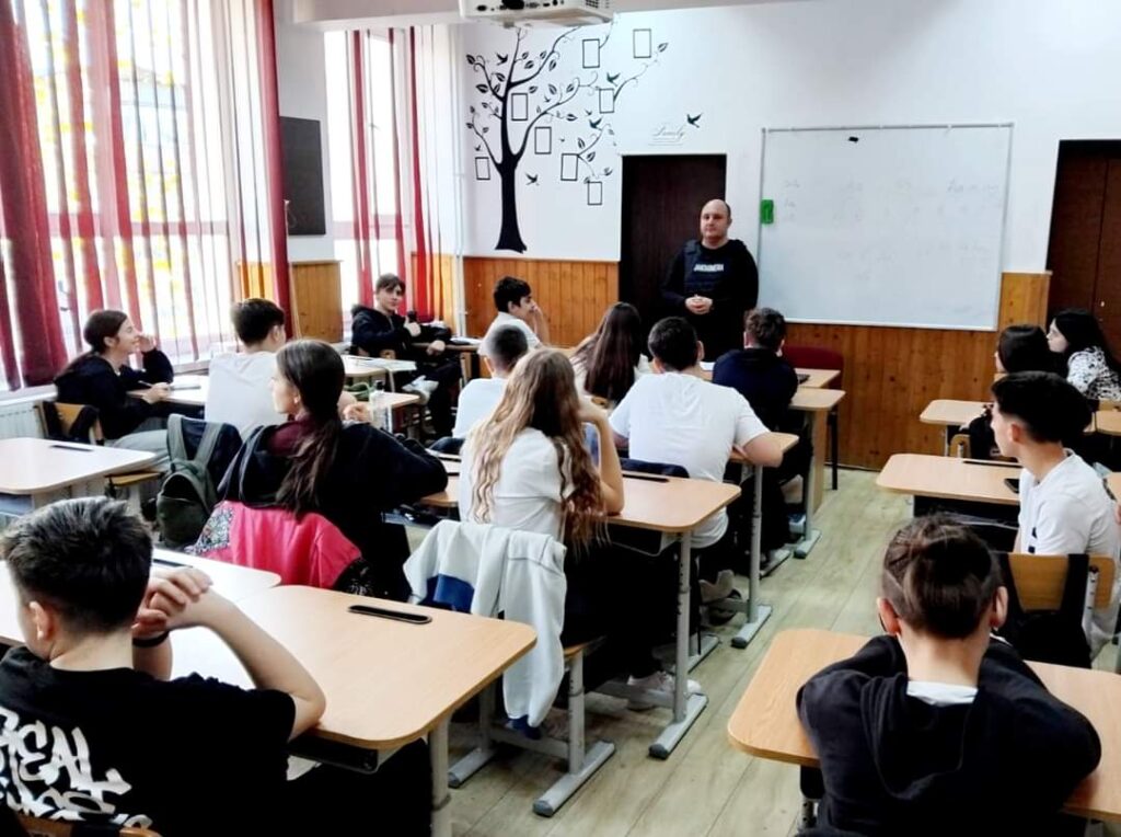 Jandarmii dâmbovițeni au desfășurat „Ora de civilizație” la Colegiul Național Pedagogic „Constantin Cantacuzino” din Târgoviște