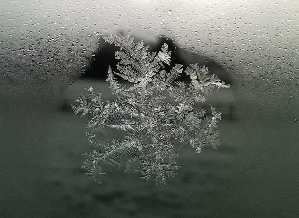 Peisajul înghețat se transformă într-un tablou de vis, cu flori delicate de gheață o brumă groasă care îmbracă totul într-o mantie albă în localitatea  turistica Șirnea