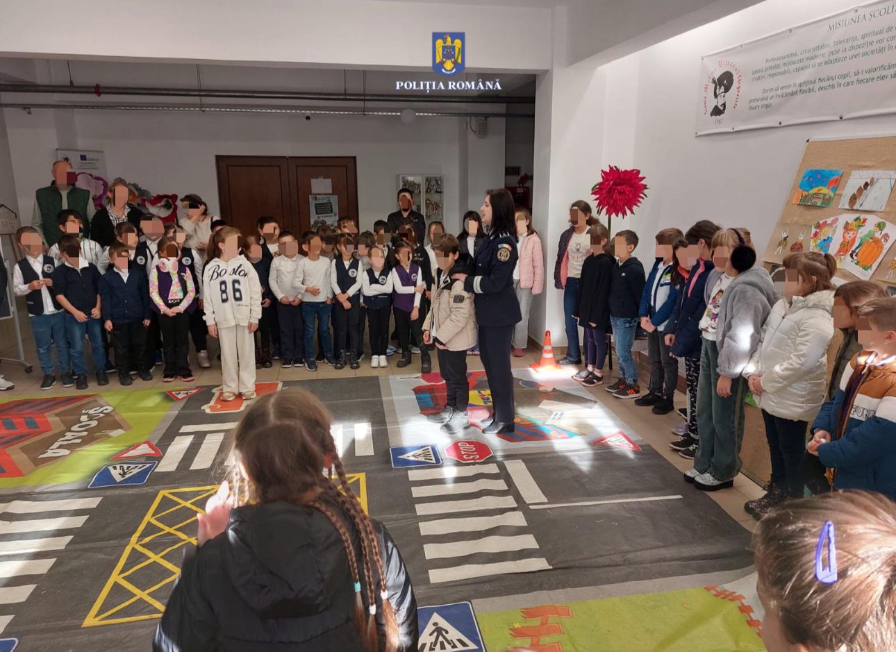 Elevii târgovișteni au învățat cum să evite accidentele rutiere și să conștientizeze pericolele la care se pot expune dacă nu respectă regulile de circulație.
