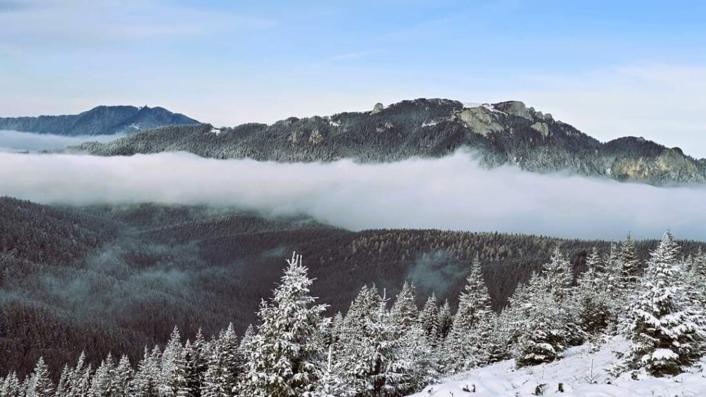 Toamna se retrage încet, iar iarna își face simțită prezența devreme în județul Brașov, acoperind deja crestele munților c